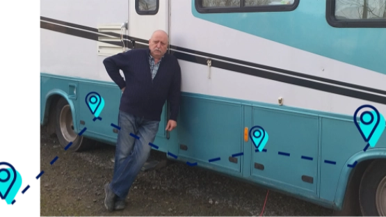 Foto des Kunden mit seinem Wohnmobil.