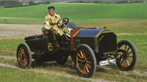 Mercedes (aus Werbebroschüre des Fördervereins Auto+Technik Museum Sinsheim)