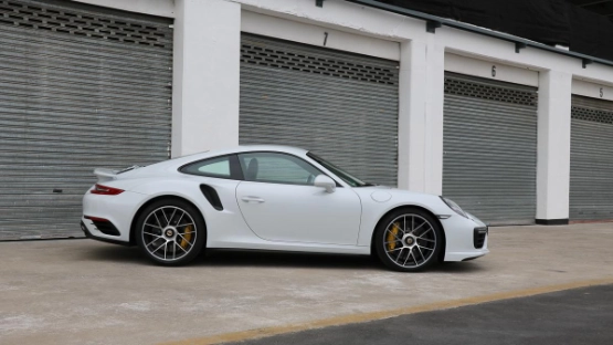 2016-porsche-911-turbo-s-jens-stratmann-10