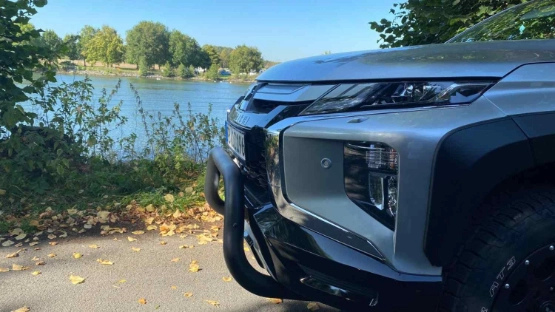 Mitsubishi L200 Pickup mit "Bullenfänger" vorne