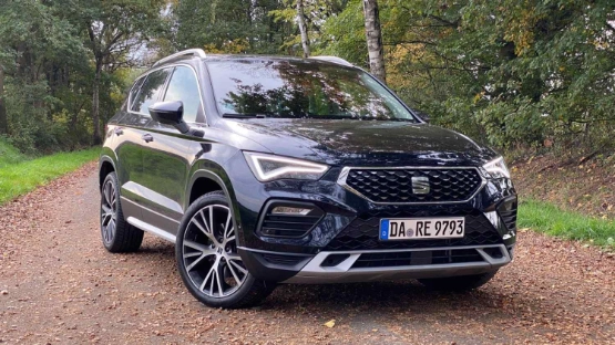 schwarzer SEAT Ateca auf einem Waldweg