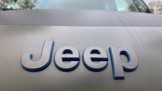 Jeep Renegade 4xe Trailhawk Logo auf der Motorhaube