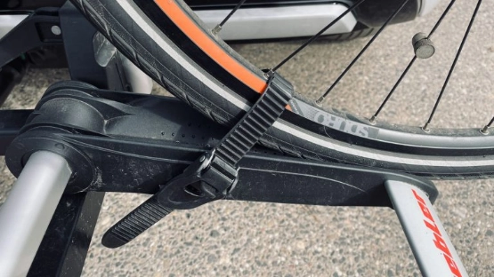 Die Fahrräder müssen richtig befestigt werden!