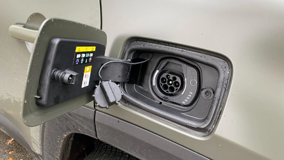 7,2 kW Lademöglichkeit via Typ2, geöffnete Ladebuchse