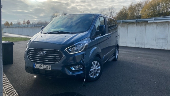 Ford Tourneo Custom PHEV steht an der Ladesäule 