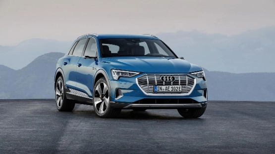 blauer Audi e-tron