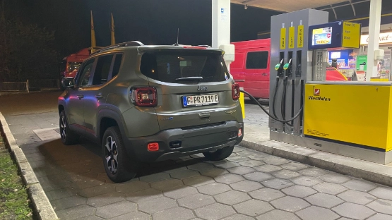 Jeep Renegade 4xe an der Tankstelle 