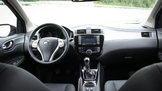 Nissan Pulsar 1.6 DIG-T Innenraum