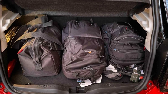 Drei Taschen bei Platz für vier Personen! Das reicht für einen Kleinwagen!