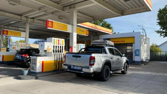 Mitsubishi L200 Pickup an der Tanksäule