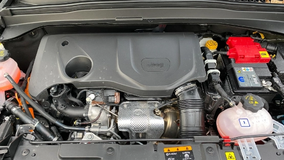 Jeep Renegade 4xe Blick unter die Motorhaube