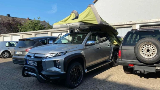 Mitsubishi L200 in einer Parklücke 