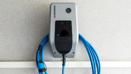 Mennekes Wallbox an der Wand mit Ladekabel