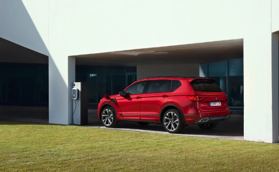 Vorne links ist die Ladeklappe für die 13 kWh fassende Batterie!