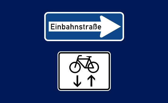 Verkehrsschild: Radverkehr im Gegenverkehr und Einbahnstraße.