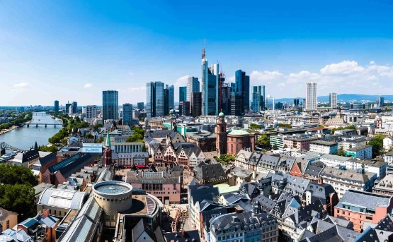 Luftaufnahme der Skyline von Frankfurt am Main.