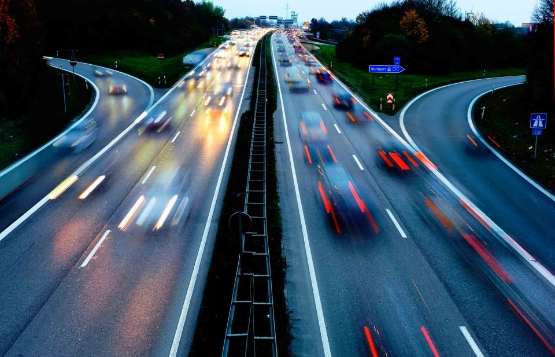 Autobahn bei Nacht