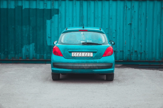 Auto mit außergewöhnlichem Kennzeichen
