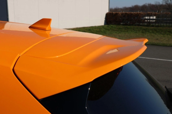 Nicht nur Optik! Der Dachspoiler drückt bei höheren Geschwindigkeiten auf das Heck!