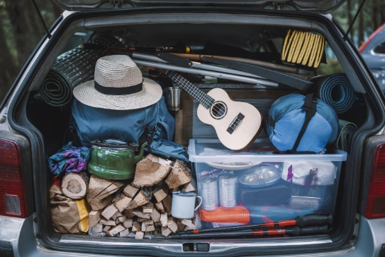 Voller Kofferraum mit Campingausrüstung.