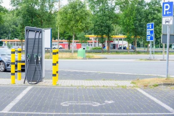 Ein Parkplatz mit Ladesäule, an der ein E-Auto geladen werden kann. 