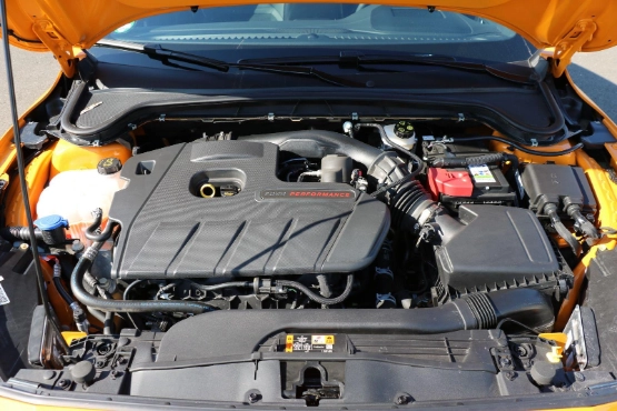 Selten! Ein 2.3 Liter Motor in der Kompaktklasse! 
