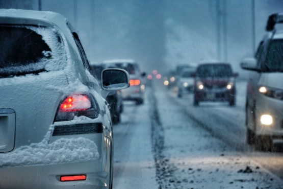 Autos auf der Straße im Schnee.