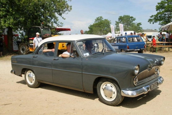 Simca Ariane: „Une ancienne - Flickr - besopha“ von besopha - Une ancienne. Lizenziert unter CC BY-SA 2.0 über Wikimedia Commons - http://commons.wikimedia.org/wiki/File:Une_ancienne_-_Flickr_-_besopha.jpg#/media/File:Une_ancienne_-_Flickr_-_besopha.jpg