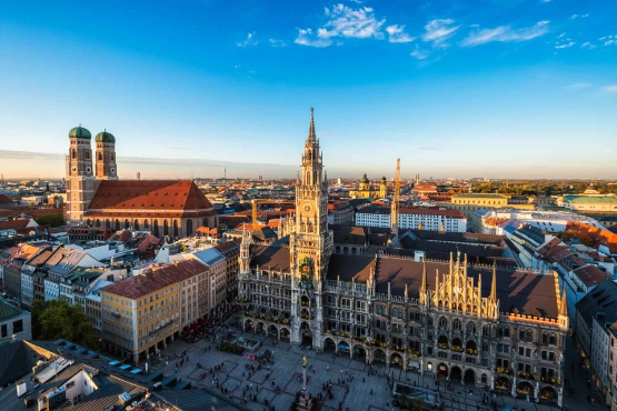 Luftaufnahme des Marienplatz in München.