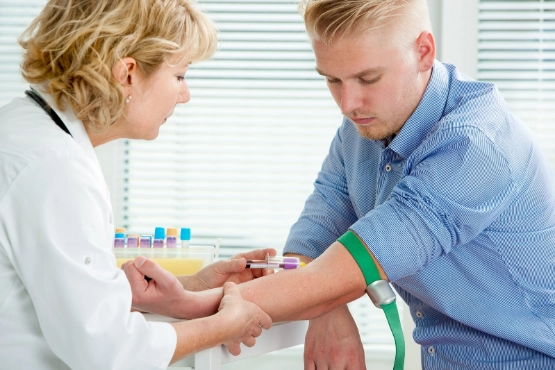 Ärztin untersucht Arm eines Jungen während Arzttermin in heller Praxis