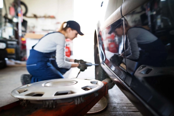 Kfz-Mechanikerin montiert Auroreifen in der Werkstatt.