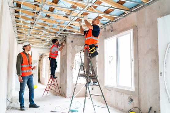 Handwerker renovieren Wohnung: typische Ausgaben im Rahmen der Nebenkosten beim Hauskauf
