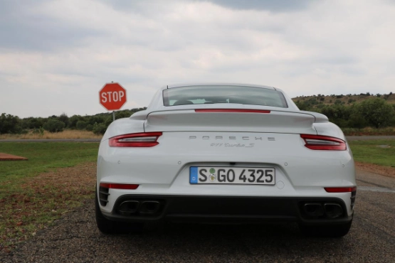 2016-porsche-911-turbo-s-jens-stratmann-25