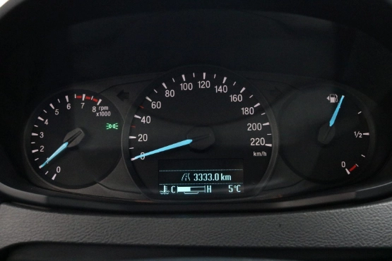 Der Tacho bis 220 km/h übertreibt etwas!