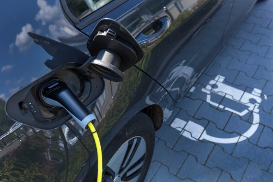 Elektroauto wird aufgeladen.