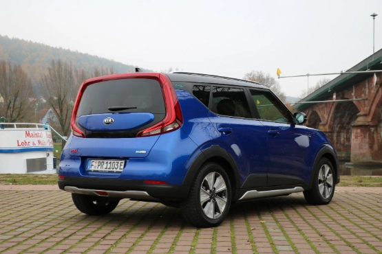 blauer Kia e-Soul Review Heckansicht 