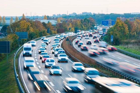 Dichter Verkehr auf der Autobahn.
