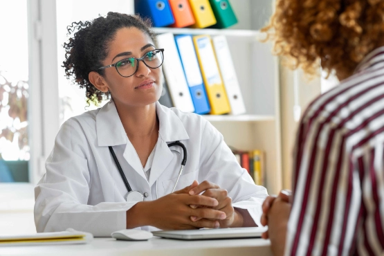Patientin und Ärztin unterhalten sich