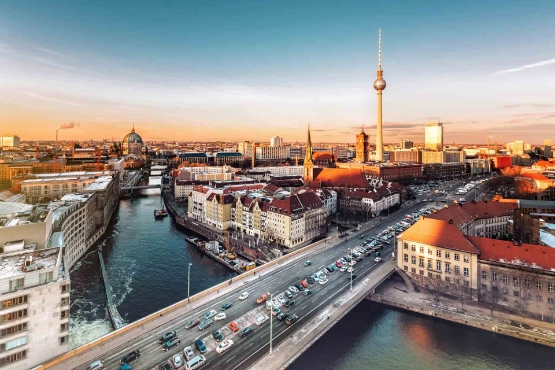 Luftaufnahme der Skyline in Berlin mit dem Fernsehturm.
