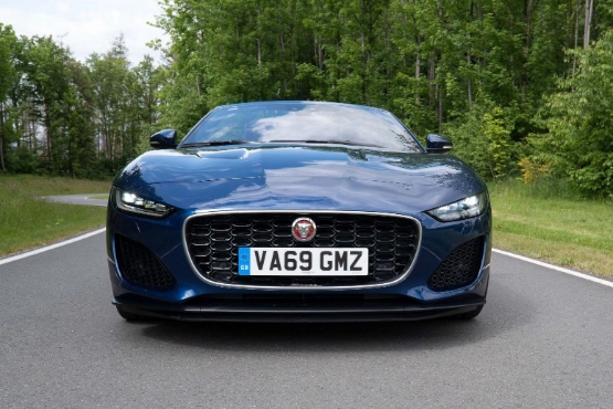Jaguar F-Type Cabriolet im R+V Drive Check