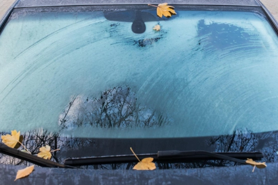 Winterfrost auf der Frontscheibe.