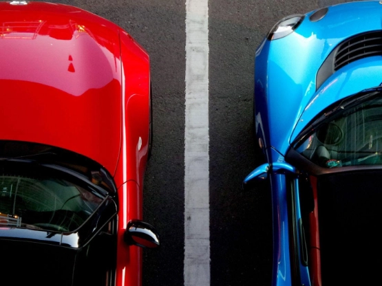 kundenparkplatz zwei eingeparkte autos