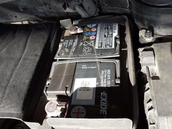 Starthilfe - Batterie ohne Überbrückungskabel, die Pole sind eindeutig gekennzeichnet