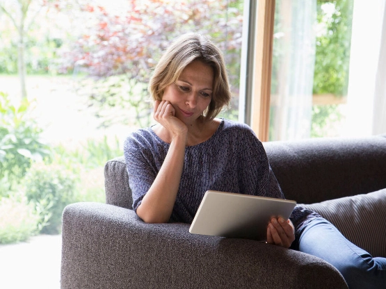 Frau suf Sofa mit Tablet