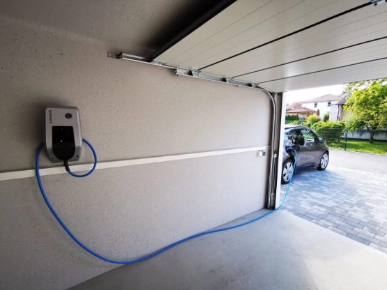 Mennekes-Wallbox in einer Garage