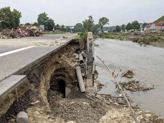 Auto im Hochwasser