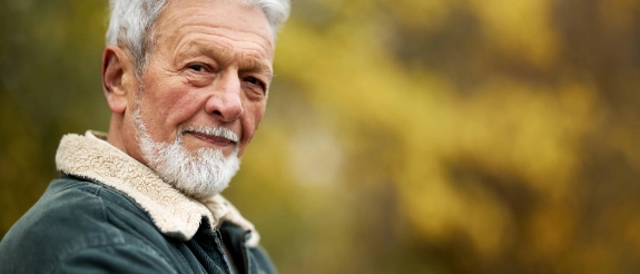 Portraet eines reifen Mannes an einem Herbsttag