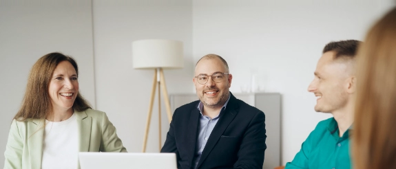 Vertriebsmitarbeiterinnen und Vertriebsmitarbeiter in einer Beratungssituation.