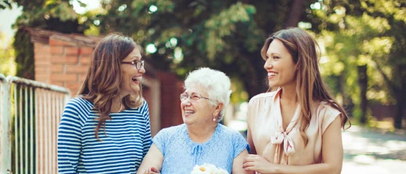 Seniorin unterwegs mit ihren zwei erwachsenen Töchter.