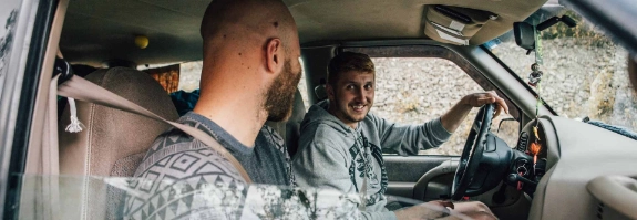 Zwei Männer in fahen mit dem Transporter.